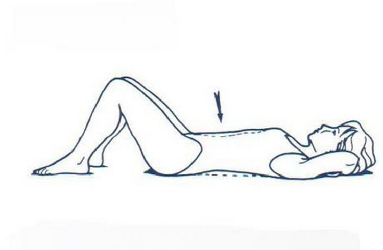 Động tác 5: Dùng lực của cơ lưng và cơ bụng, ép sát vùng thắt lưng và vùng mông xuống mặt giường.