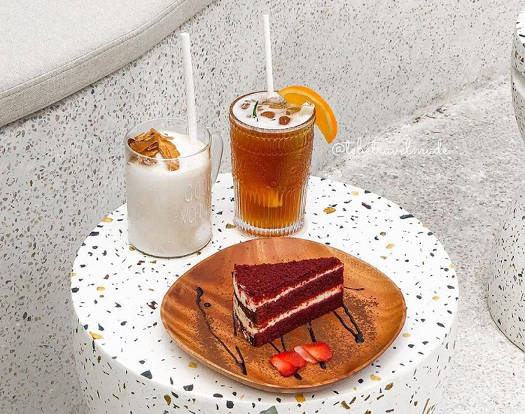 Đồ uống cùng bánh ngọt bắt mắt cùng hương vị riêng của Vòm coffee