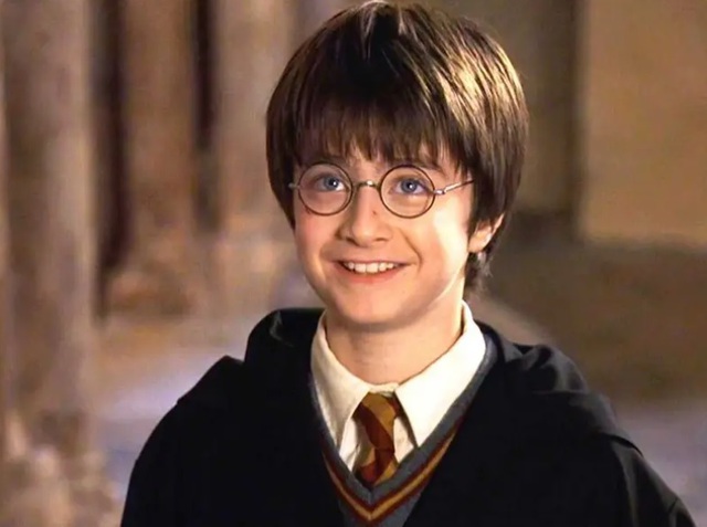 Vai Harry Potter trong bộ phim "Harry Potter and the Sorcerer's Stone" được nam diễn viên Daniel Radcliffe hóa thân