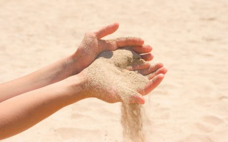 Đâu ai biết rằng tình yêu chỉ như nắm cát trong lòng bàn tay