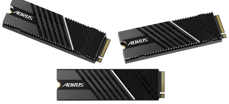 SSD AORUS Gen4 7000s có một phiên bản tản nhiệt khác với ống dẫn nhiệt tích hợp.