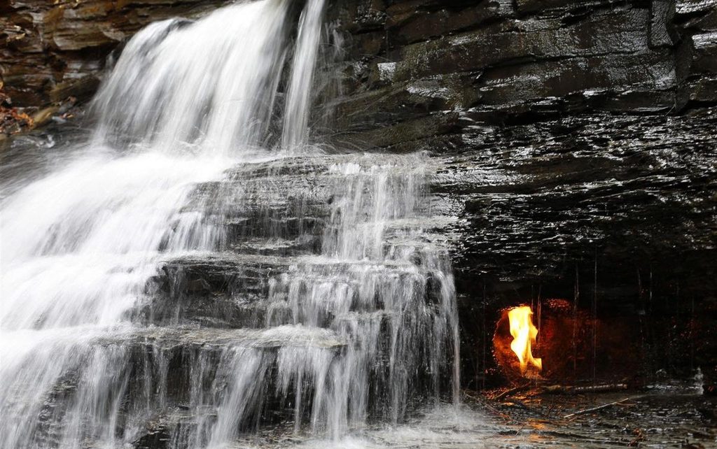 Khám phá 'ngọn lửa vĩnh cửu' rực cháy trong thác nước Eternal Flame