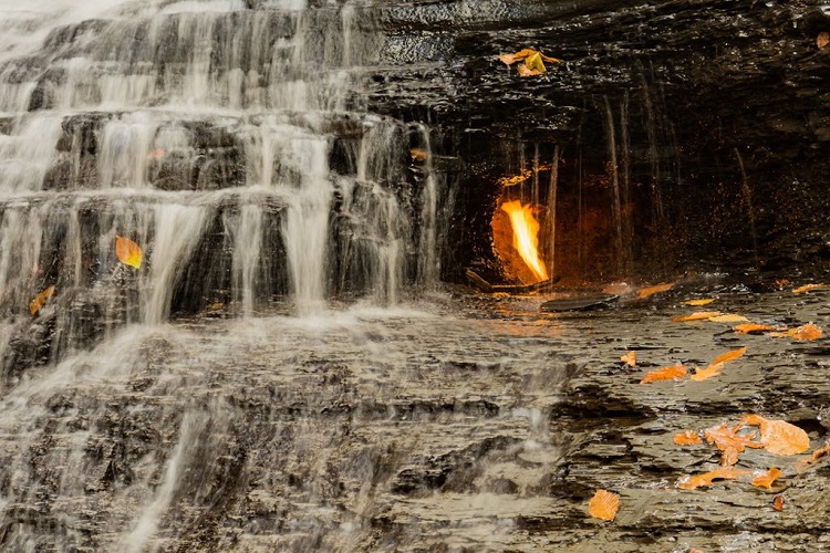 Ngọn lửa cháy ngay dưới thác nước