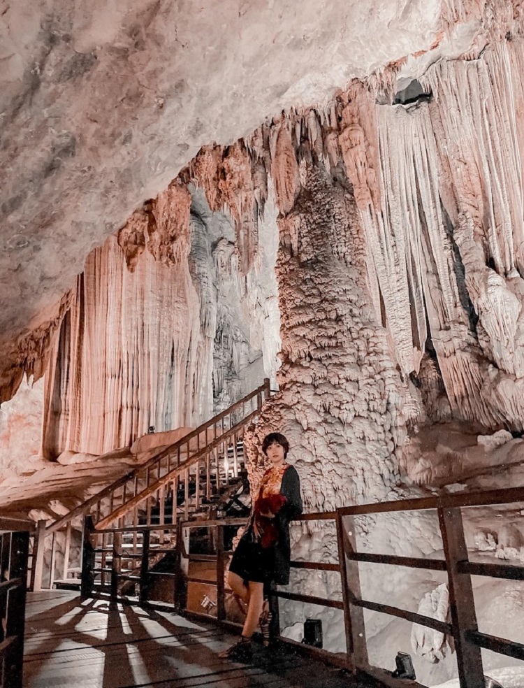 Du khách có thể chiêm ngưỡng cảnh đẹp bên trong hang động