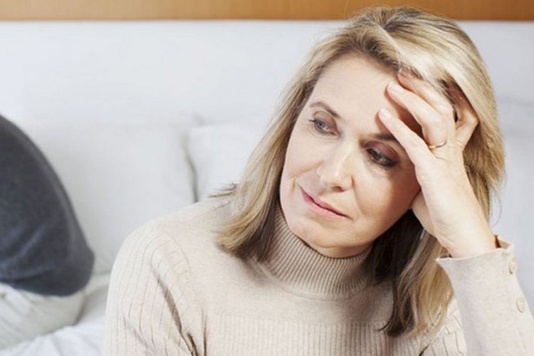 Nhiều phụ nữ mãn kinh khi mắc bệnh có cảm giác buồn rầu, ủ rũ hoặc bực bội, khó chịu. 