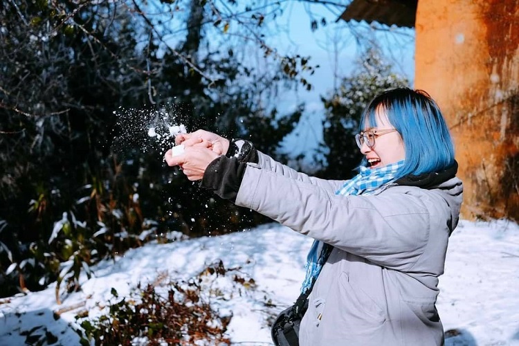 Cô bạn Quỳnh Trang đã có những khoảnh khắc chơi đùa cùng tuyết vô cùng lãng mạng