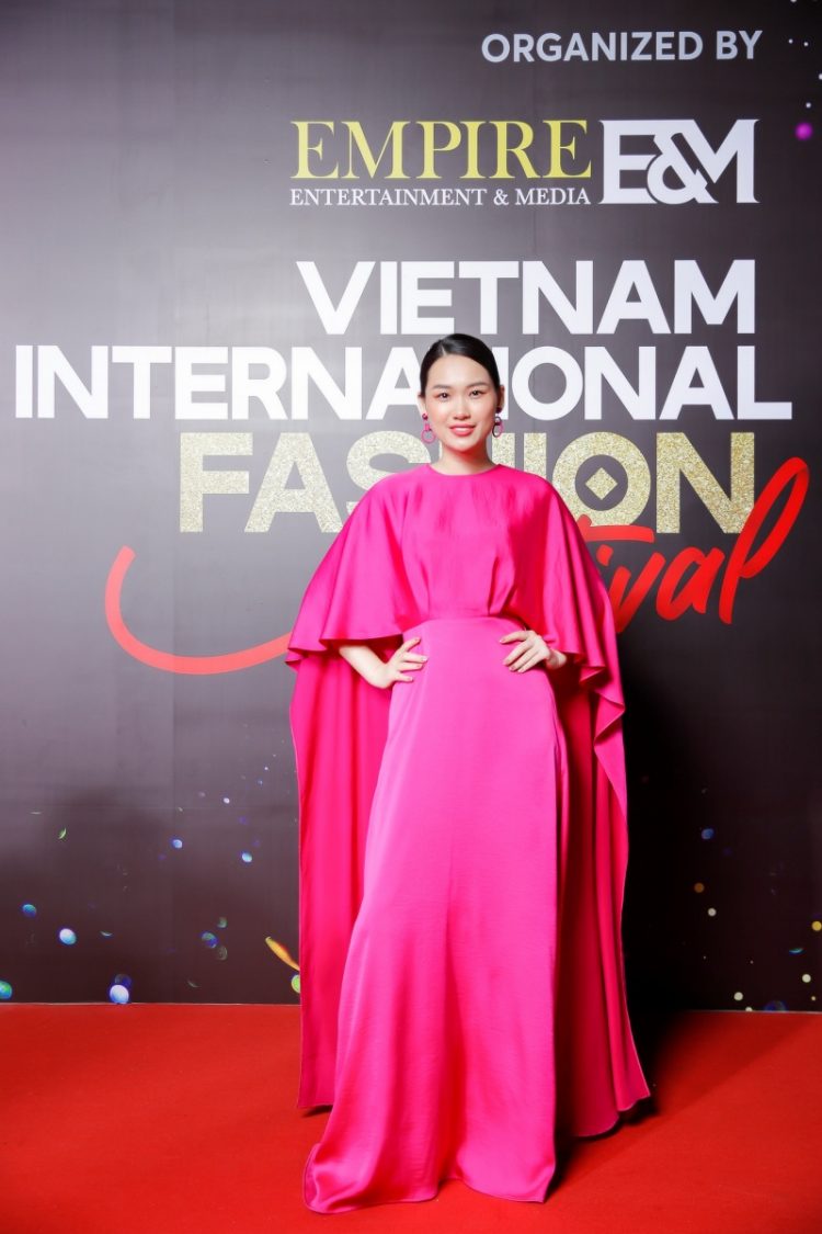 Fashionista Tống Diệu Hằng cũng cực kỳ nổi bật trong dàn mỹ nữ với chiếc đầm lụa hồng của Adrian Anh Tuấn.